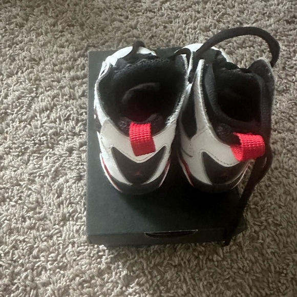 Jordan Toddler's True Flight White/Varsity Red-Black. - Picture 3 of 5